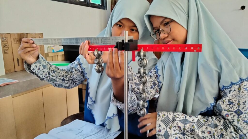 Praktikum Pesawat Sederhana Tuas Dua Lengan