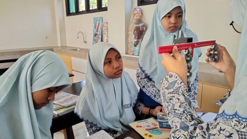 Praktikum Pesawat Sederhana Tuas Dua Lengan