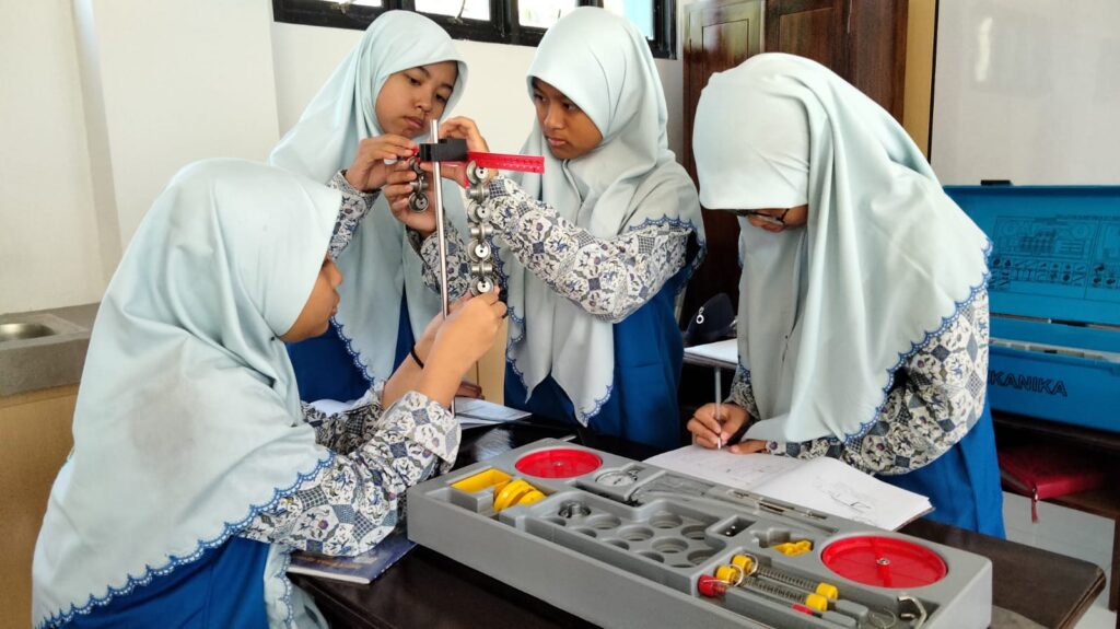 Praktikum Pesawat Sederhana Tuas Dua Lengan