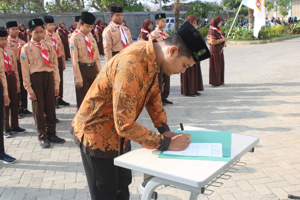 Pelantikan Organtri Ponpes Annuur dan Osis MTs Yusuf Annur Lamongan