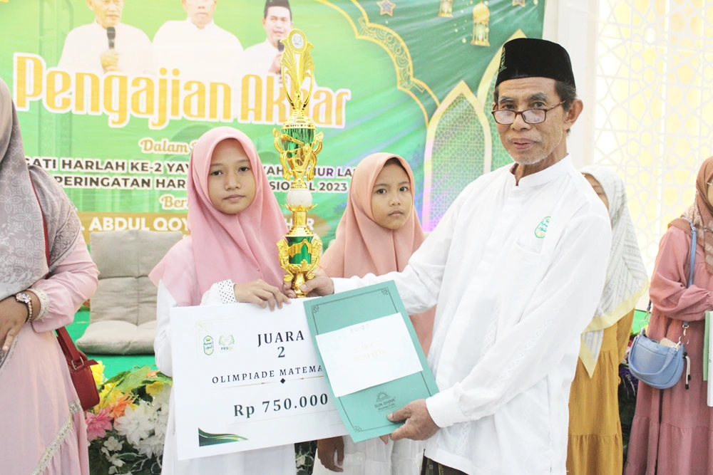 Pengajian Akbar dan Penyerahan Hadiah Juara Fesqi Yayasan Asiyah Annur Lamongan