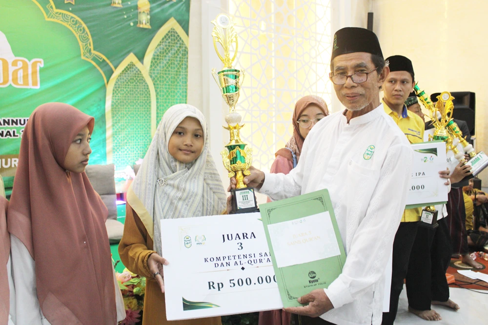 Pengajian Akbar dan Penyerahan Hadiah Juara Fesqi Yayasan Asiyah Annur Lamongan