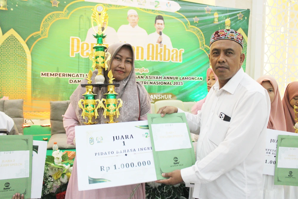 Pengajian Akbar dan Penyerahan Hadiah Juara Fesqi Yayasan Asiyah Annur Lamongan