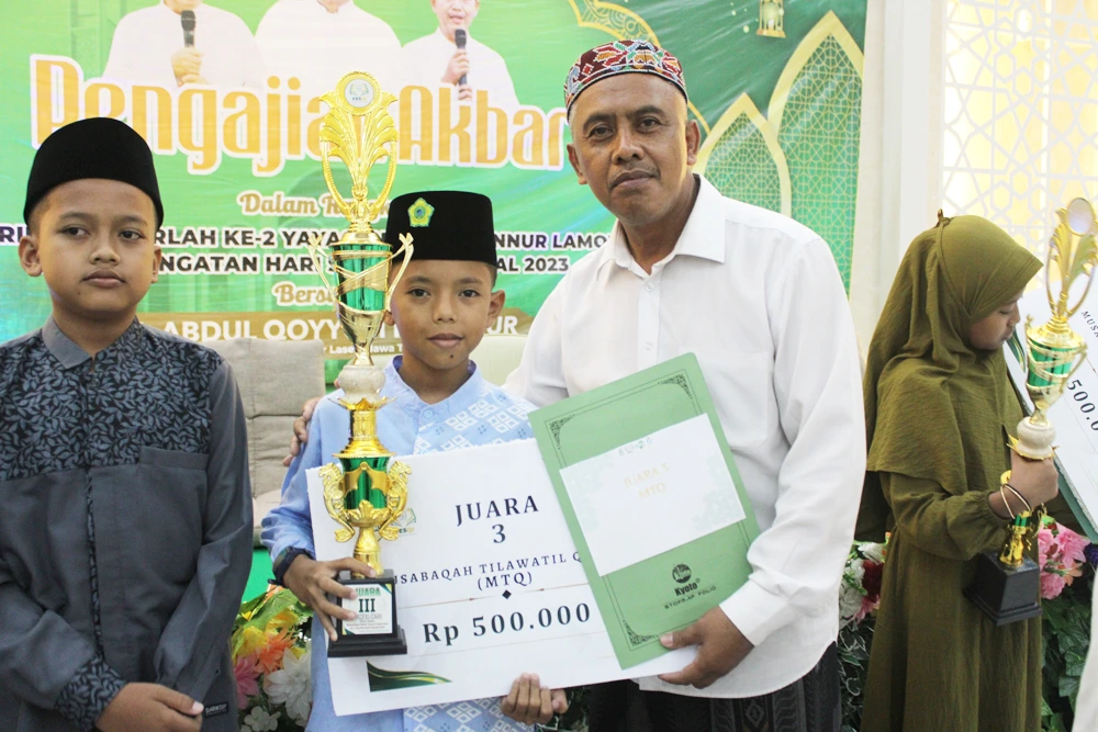 Pengajian Akbar dan Penyerahan Hadiah Juara Fesqi Yayasan Asiyah Annur Lamongan