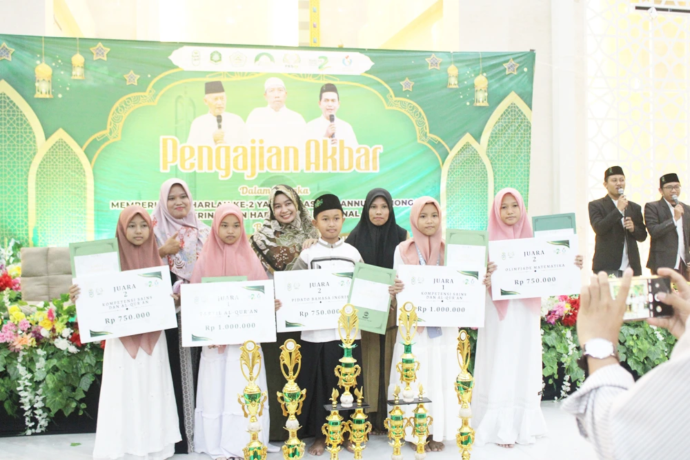Pengajian Akbar dan Penyerahan Hadiah Juara Fesqi Yayasan Asiyah Annur Lamongan