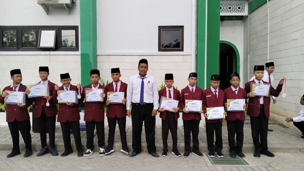 Penyerahan Piala dan Medali Kepada Peserta Didik MTs Yusuf Annur Berprestasi