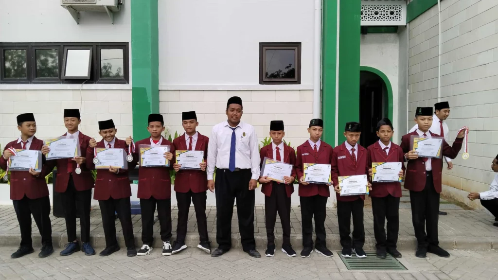 Penyerahan Piala dan Medali Kepada Peserta Didik MTs Yusuf Annur Berprestasi