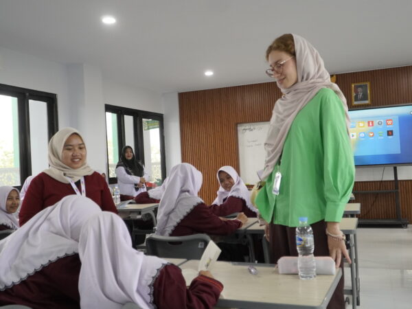 English Camp: Talk with Native Speaker Tingkatkan Kepercayaan Diri Berbahasa Inggris Santri MTs Yusuf An-Nur